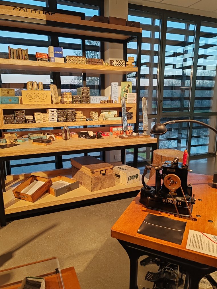Machine à coudre et fournitures de ganterie à la Cité du Cuir de Saint-Junien